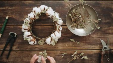 Çelenk, ahşap masa üzerinde iş kadın üzerinde Üstten Görünüm