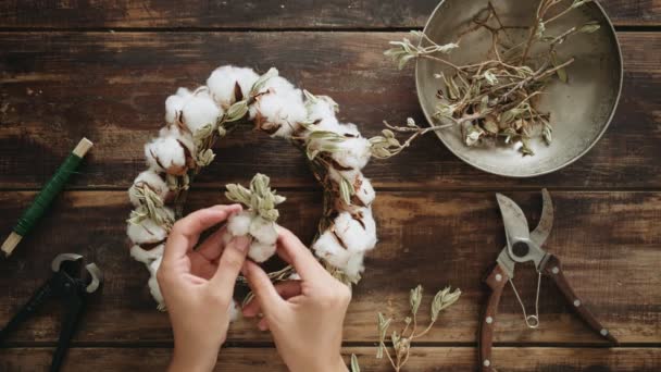 Top view on woman work on wreath at wood table — Stock Video