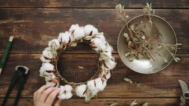 Top view on woman work on wreath at wood table — Stock Video