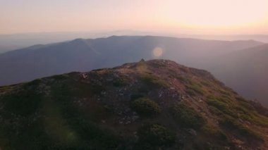 Uçak video günbatımı dağ üst üzerinde