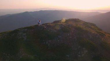 Dağın tepesinde duran çift hava atış