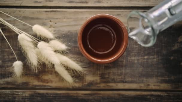 Vue de dessus du pot en céramique et du verre de lait — Video