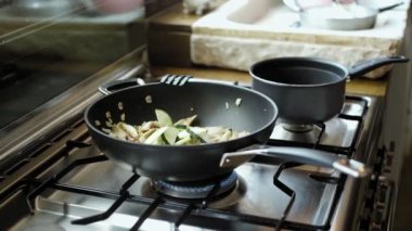 Taze sebze Fry wok tavada karıştırın