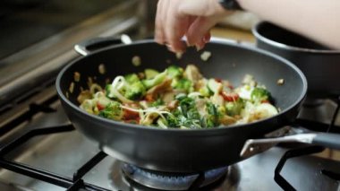 Derin kızartma tavası sebze ile yangın