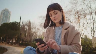 Kız onun favori müzik dinlemek