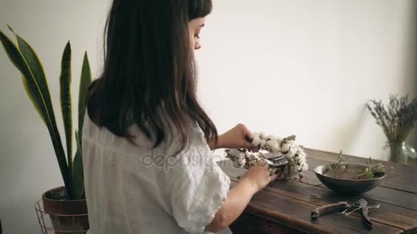 Pretty florist woman designer works in studio — Stock Video