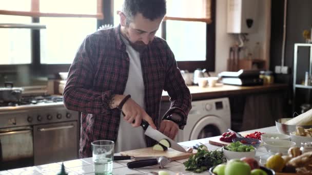 Attractive young couple cooks in kitchen — Stock Video