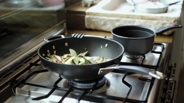 Faire revenir les légumes frais dans une poêle à wok — Video