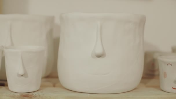 Trähylla full av vita söta keramik krukor — Stockvideo