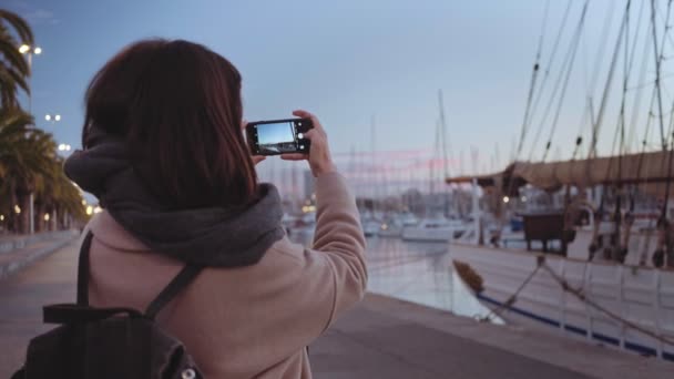 Menina solitária no porto no início da manhã — Vídeo de Stock