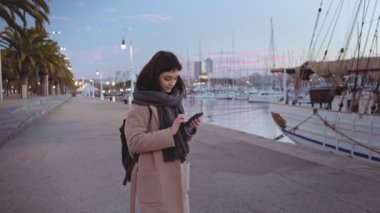 Erken sabah limanda yalnız kız