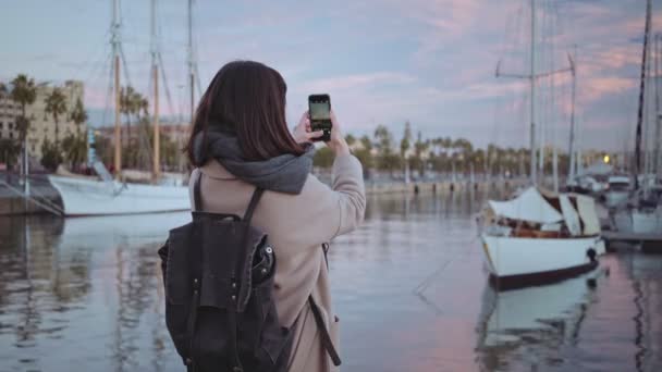 Menina solitária no porto no início da manhã — Vídeo de Stock