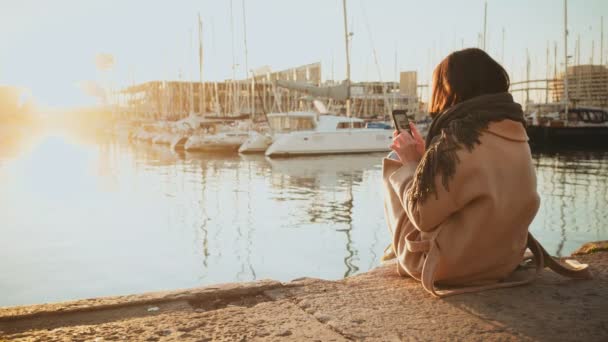 Lever de soleil dans le port et fille — Video