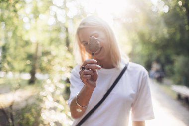 Sıradışı güzel kız dondurma yiyor