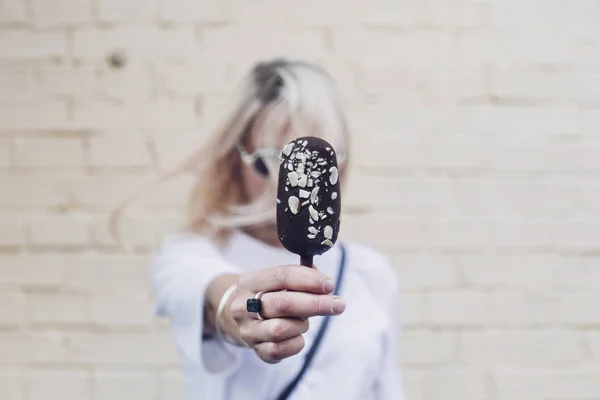 Необычная красивая девушка ест мороженое — стоковое фото