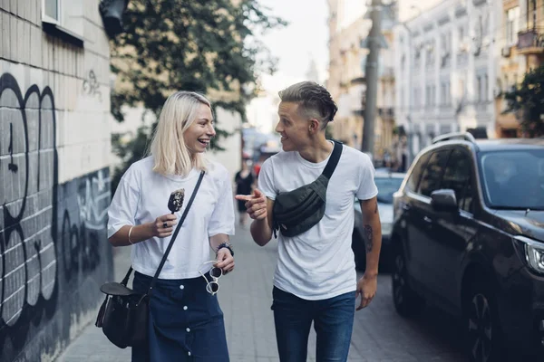 Bonito casal bonito caminha nas ruas — Fotografia de Stock