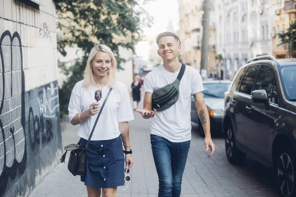 Linda pareja bonita camina por las calles —  Fotos de Stock