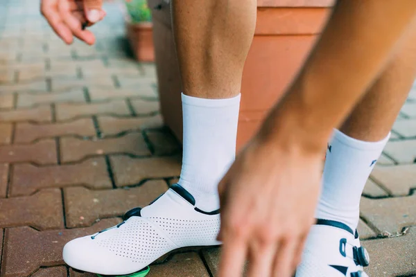 Atletik pria pengendara sepeda mengencangkan sepatu — Stok Foto