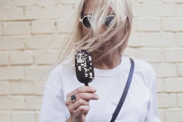 Необычная красивая девушка ест мороженое — стоковое фото