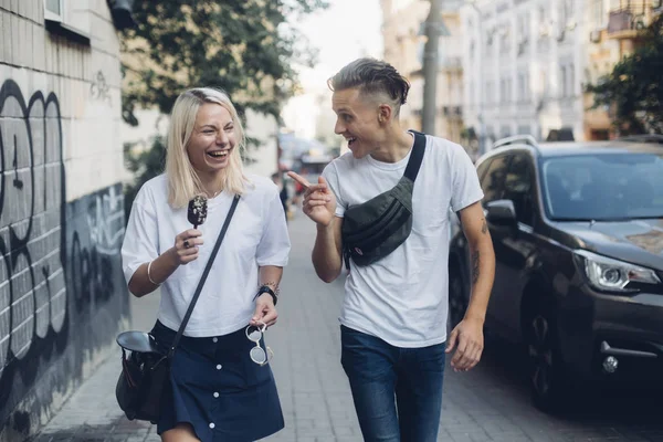 Güzel güzel çift sokaklarda yürüyor