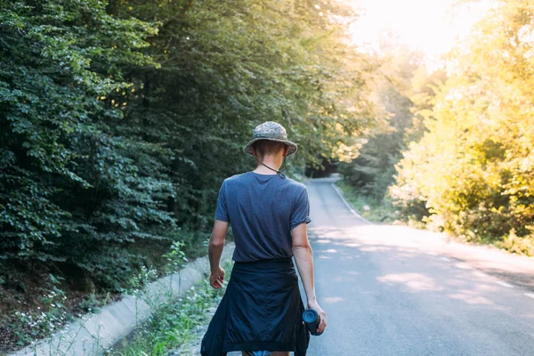 Nomad äventyrare i camo hat går vägen — Stockfoto