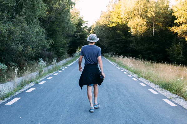 Göçebe maceraperest camo şapka içinde yol yürür — Stok fotoğraf