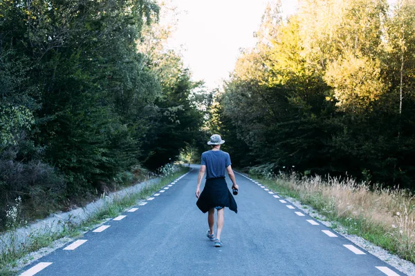 Nomad seikkailija camo hattu kävelee tie — kuvapankkivalokuva