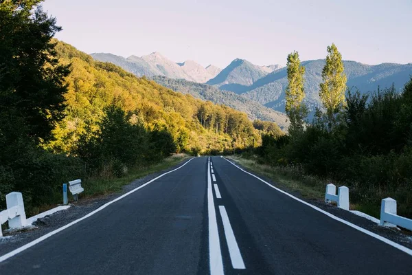 Paesaggio colpo di tranquilla strada serale — Foto Stock