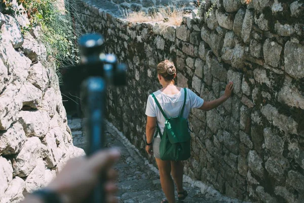 Tourist dreht Video mit Action-Kamera-Stabilisator — Stockfoto