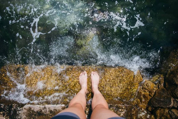 POV tiro de pés femininos e pernas na água — Fotografia de Stock