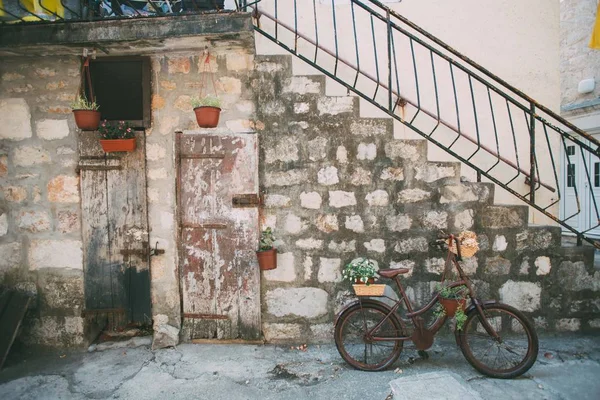 Oud huis gevel versierd met fiets — Stockfoto