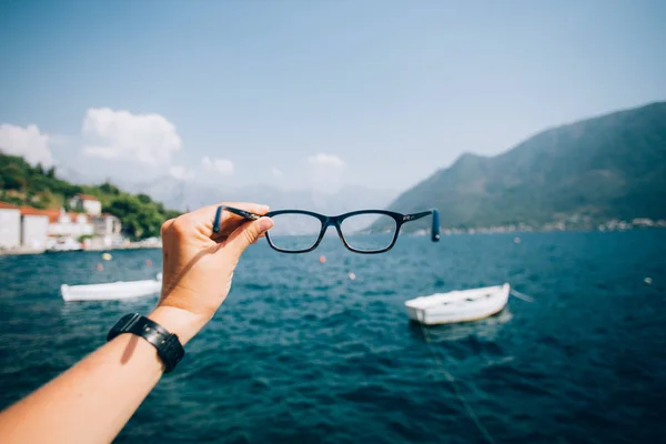 POV kadın tutun gözlükler — Stok fotoğraf