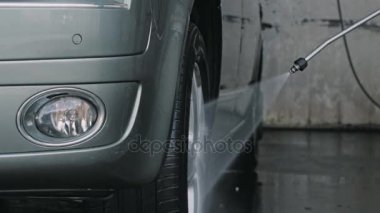 Büyük minibüs ya da self servis Oto yıkama, araba adam temizler