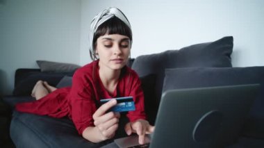 Genç esmer kadın şeyler için online kartı ile öder.