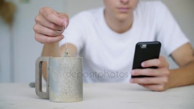 Tanınmayan adam büyük kupa bitkisel çay yükseltiler