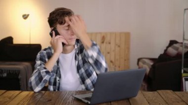 Yakışıklı kızgın adam bağırır telefonla konuşuyor.