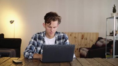 Öfkeli ve sinirli adam türleri üstünde laptop