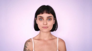 kadın kamera gülümsüyor