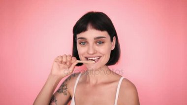 Diş fırçası ve çekici esmer renkli arka planlar