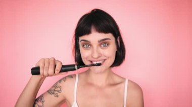 Diş fırçası ve çekici esmer renkli arka planlar