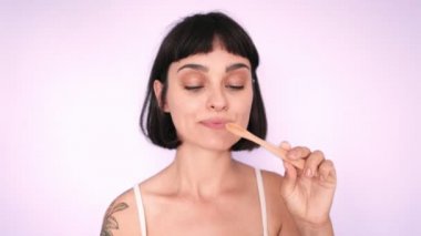 Diş fırçası ve çekici esmer renkli arka planlar