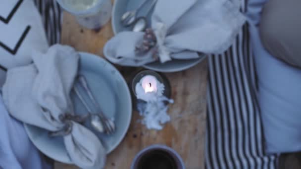 Pár obejme svíčky světlo v dlaních — Stock video