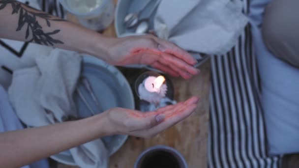 Pareja abraza la luz de las velas en las palmas — Vídeo de stock