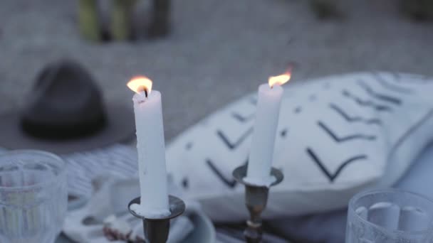 Velas centelleando en el viento en la terraza exterior — Vídeo de stock