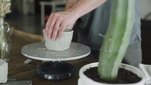Proceso de creación de taller de cerámica de arcilla artesanal — Vídeos de Stock
