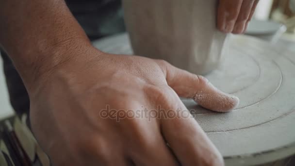 Prozess der handwerklichen Herstellung von Ton-Keramik-Werkstatt — Stockvideo