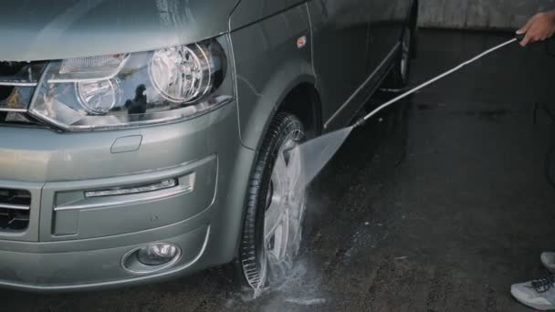 Man cleans big van or car at self service car wash — Stock Video