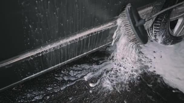 Man cleans big van or car at self service car wash — Stock Video