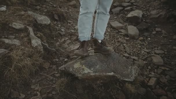 Füße tragen brutale Lederstiefel am Berg — Stockvideo