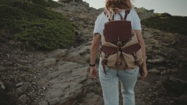 Кочовий хіпстер тисячолітній рюкзак турист — стокове відео